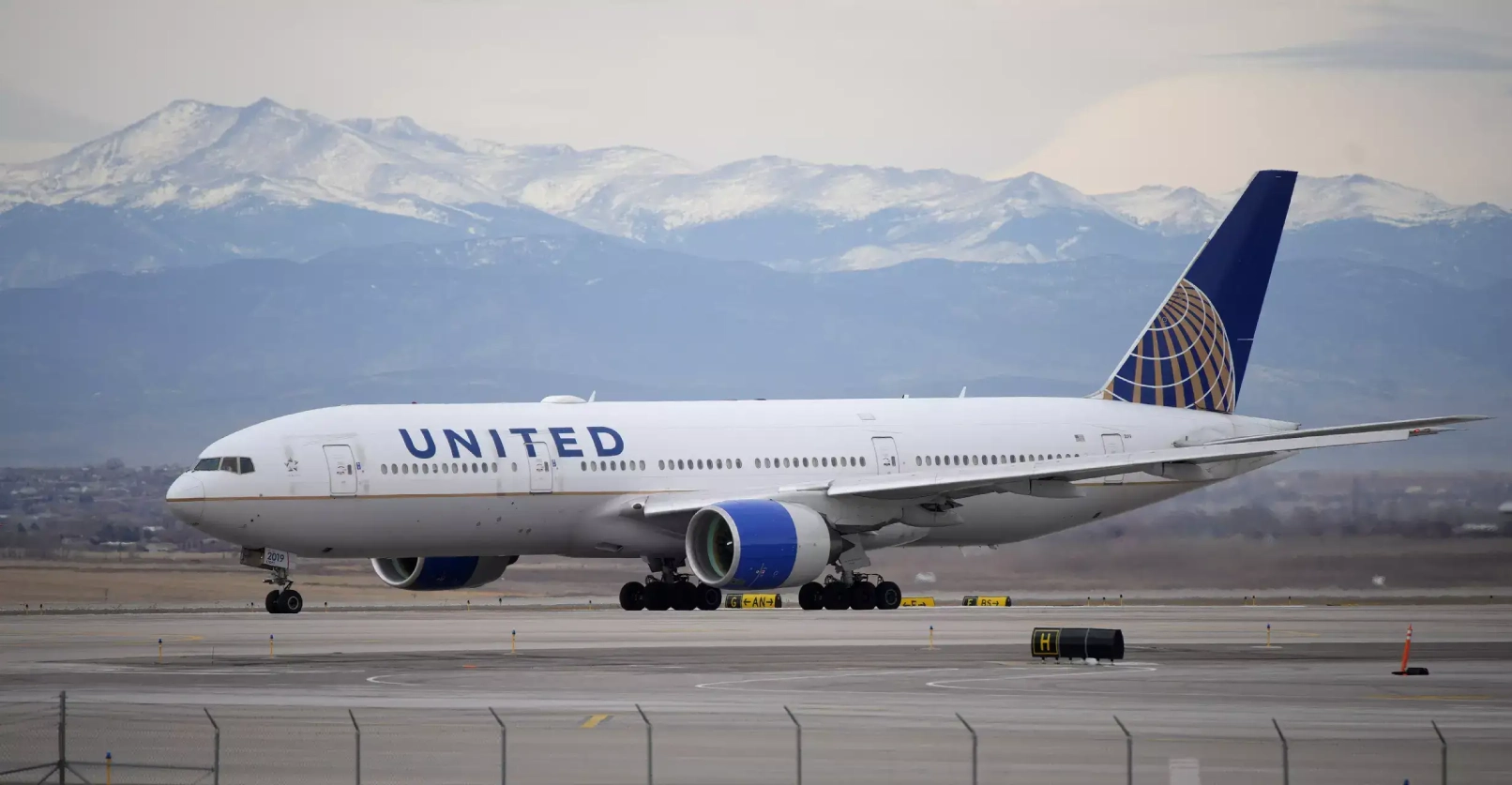 United Airlines Aircraft Lima Photo